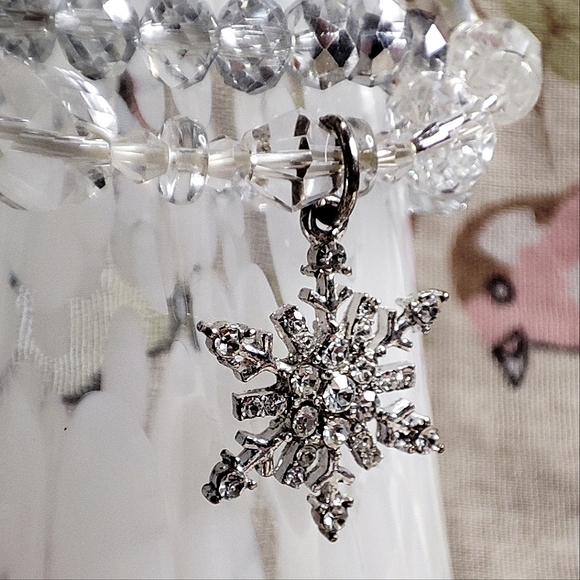 Pair of 2 Clear Faceted Crystal Stretch Bracelets Vintage Silver Tone Snowflake - Picture 3 of 16